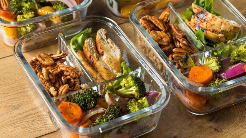 Marmitas veganas organizadas em potes individuais, prontas para congelar e requentar ao longo da semana