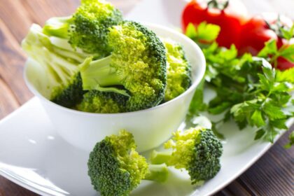 Imagem de um pote pequeno branco de cerâmica com pedaços de brócolis dentro