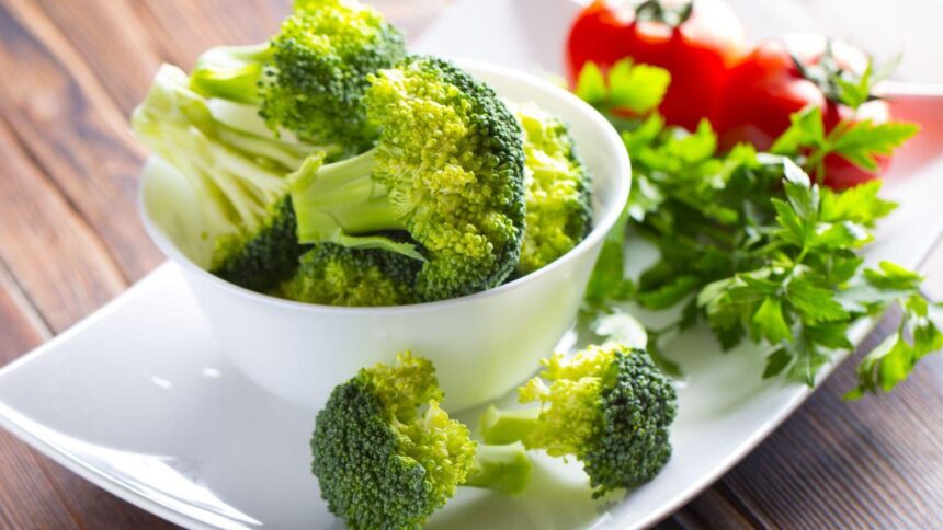 Imagem de um pote pequeno branco de cerâmica com pedaços de brócolis dentro