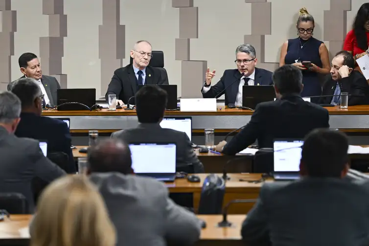 CPI do Crime Organizado (CPICRIME) realiza reunião para apreciação de requerimentos.

 

A finalidade da comissão é apurar a atuação, expansão e o funcionamento de organizações criminosas no território brasileiro, em especial de facções e milícias, de modo a permitir a identificação de soluções adequadas para o seu combate, especialmente por meio do aperfeiçoamento da legislação atualmente em vigor.

 

Mesa:

senador Esperidião Amin (PP-SC);

presidente da CPICRIME, senador Fabiano Contarato (PT-ES);

relator da CPICRIME, senador Alessandro Vieira (MDB-SE) em pronunciamento;

vice-presidente da CPICRIME, senador Hamilton Mourão (Republicanos-RS);

senador Jorge Kajuru (PSB-GO).

 

Foto: Saulo Cruz/Agência Senado
