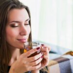 Chás quentes e gelados: 6 receitas para todas as estações