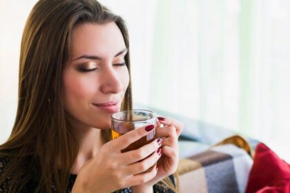 Chás quentes e gelados: 6 receitas para todas as estações