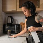 Limpeza que ajuda a eliminar formigas e baratas da cozinha