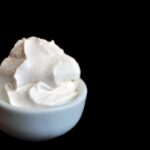 Com creme de leite fresco, açúcar e baunilha, você faz um chantilly firme e saboroso em poucos minutos