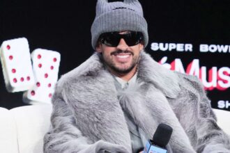 Bad Bunny, vencedor do Grammy e crítico de Trump, canta no Super Bowl