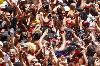 Bailes da Cinelândia transformam o centro do Rio com shows ao vivo