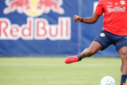 Bragantino multa zagueiro por fala machista contra árbitra