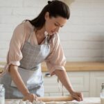 Imagem de uma mulher fazendo pão
