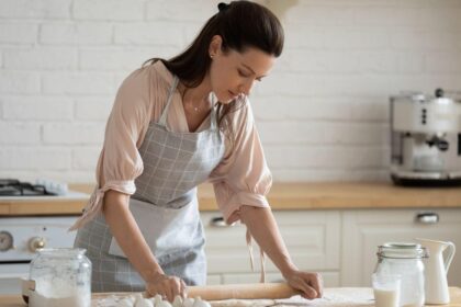 Imagem de uma mulher fazendo pão