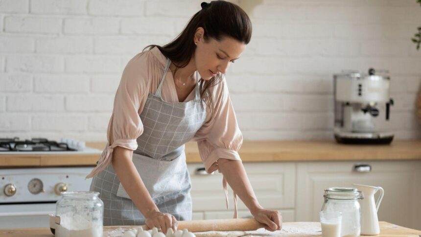 Imagem de uma mulher fazendo pão