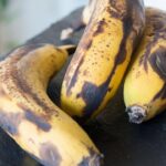 Separar e proteger o cabo ajuda a conservar banana por mais tempo fora da geladeira