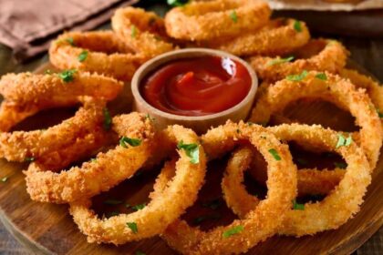 Crocante por fora e macio por dentro: Como fazer anéis de cebola