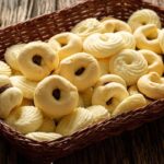 Foto mostra biscoitinhos de coco e goiabada.