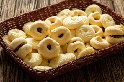 Foto mostra biscoitinhos de coco e goiabada.