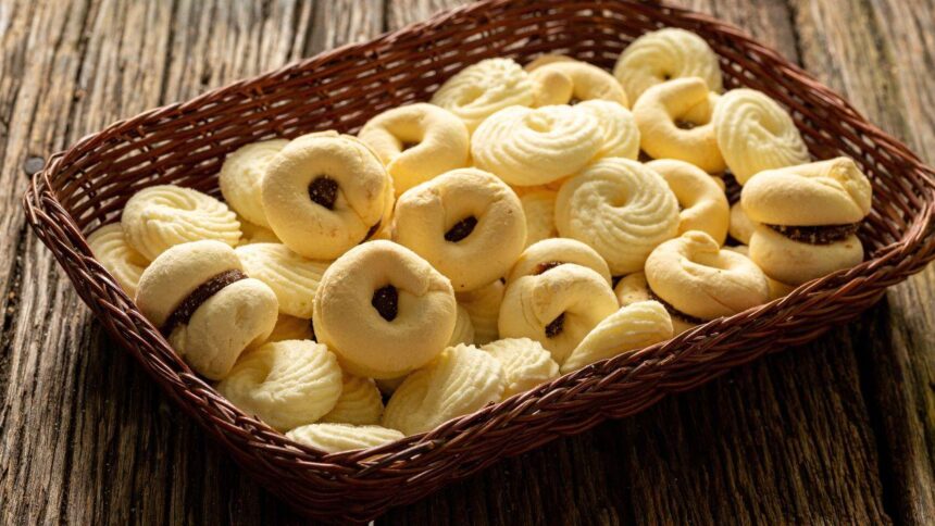 Foto mostra biscoitinhos de coco e goiabada.