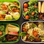 Marmitas de verão com saladas frescas, legumes, grãos e proteínas.