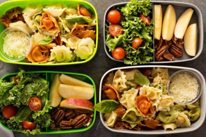 Marmitas de verão com saladas frescas, legumes, grãos e proteínas.