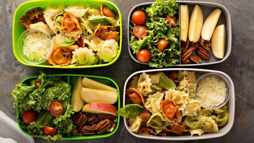 Marmitas de verão com saladas frescas, legumes, grãos e proteínas.