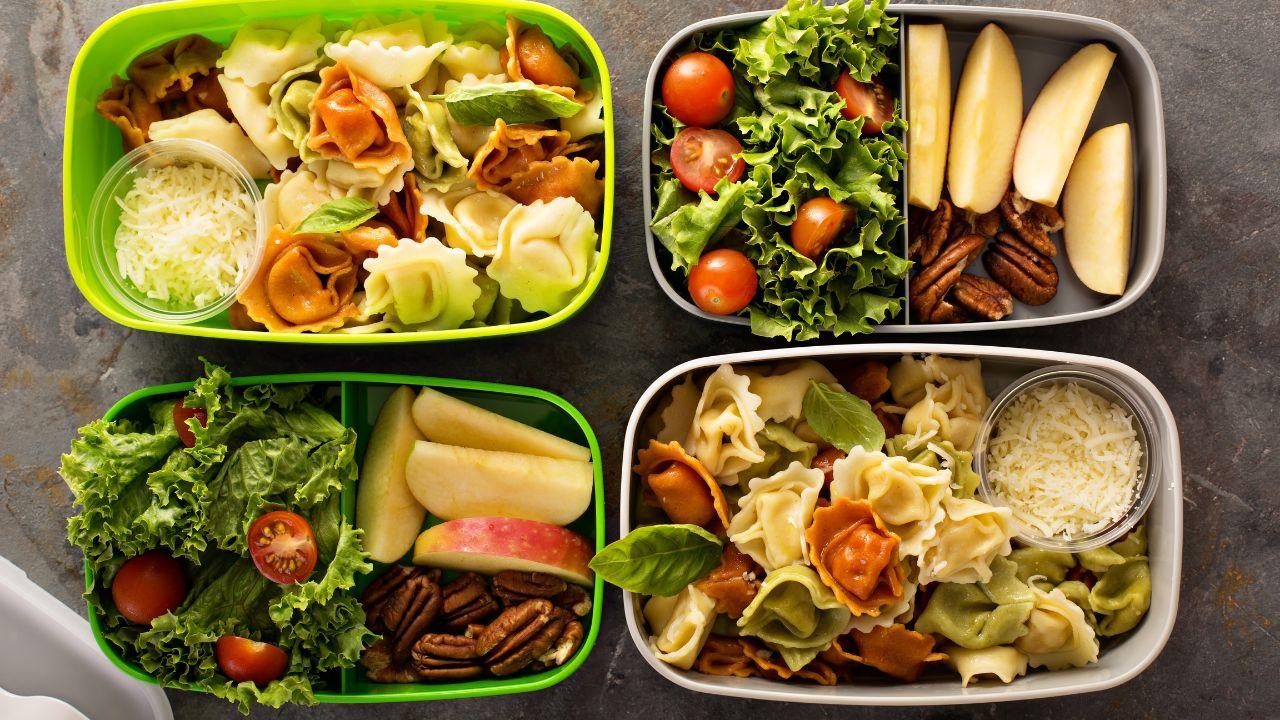 Marmitas de verão com saladas frescas, legumes, grãos e proteínas.