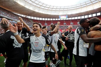 Corinthians vence Flamengo e é bicampeão da Supercopa Rei