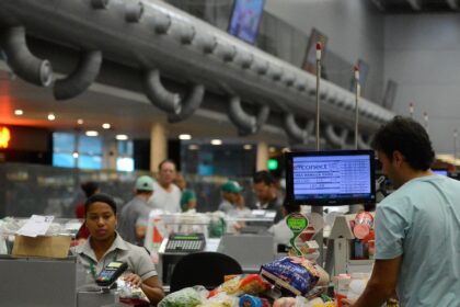 Governo adia por 90 dias regra sobre trabalho no comércio em feriados