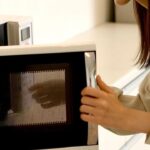 Método com vapor e limão ajuda a limpar micro-ondas encardido sem esforço e sem esfregar