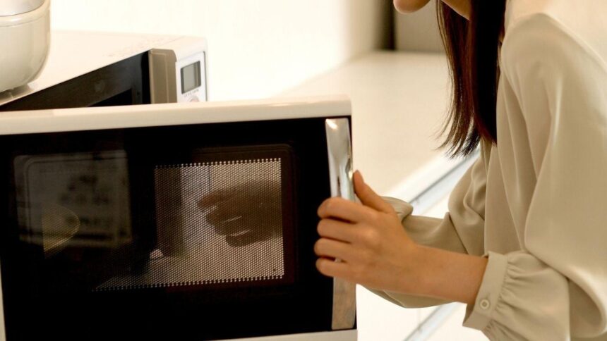 Método com vapor e limão ajuda a limpar micro-ondas encardido sem esforço e sem esfregar