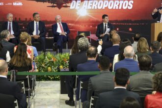 Ministro celebra anúncio de R$ 5,7 bi para ampliar aeroportos no país