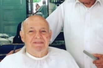 Morre o barbeiro que moldou o topete do Rei