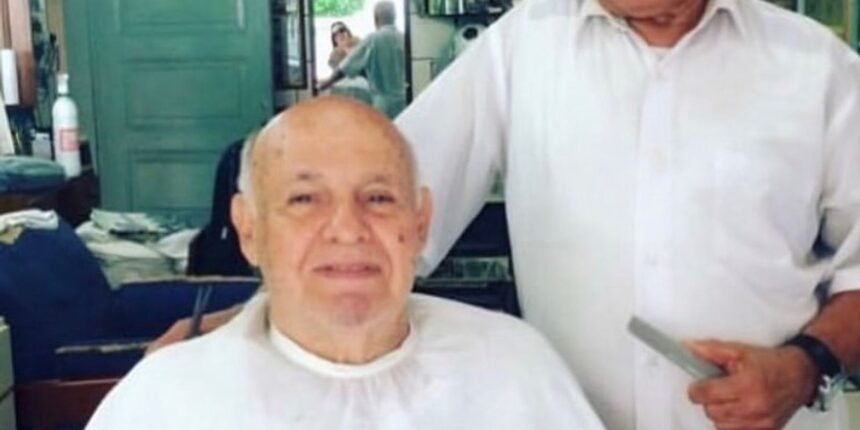 Morre o barbeiro que moldou o topete do Rei