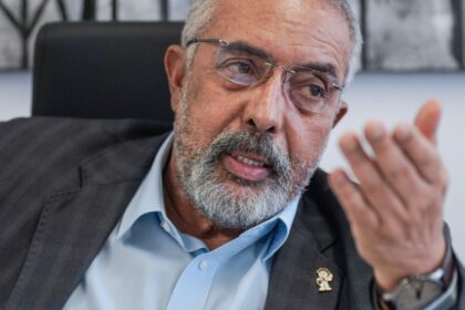 Não há mais razão para manter escala 6x1 e jornada de 44h, diz senador