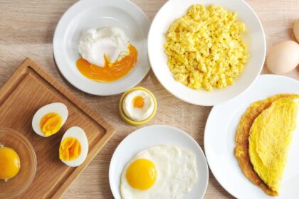 Diferentes tipos de ovos preparados no micro-ondas