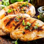 Imagem de dois peitos de frango gralhados suculentos