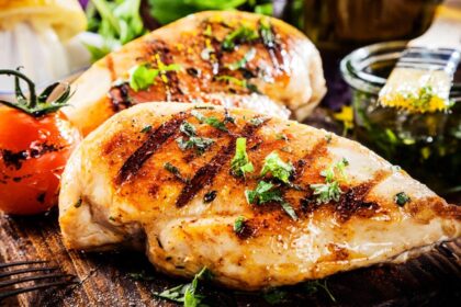 Imagem de dois peitos de frango gralhados suculentos