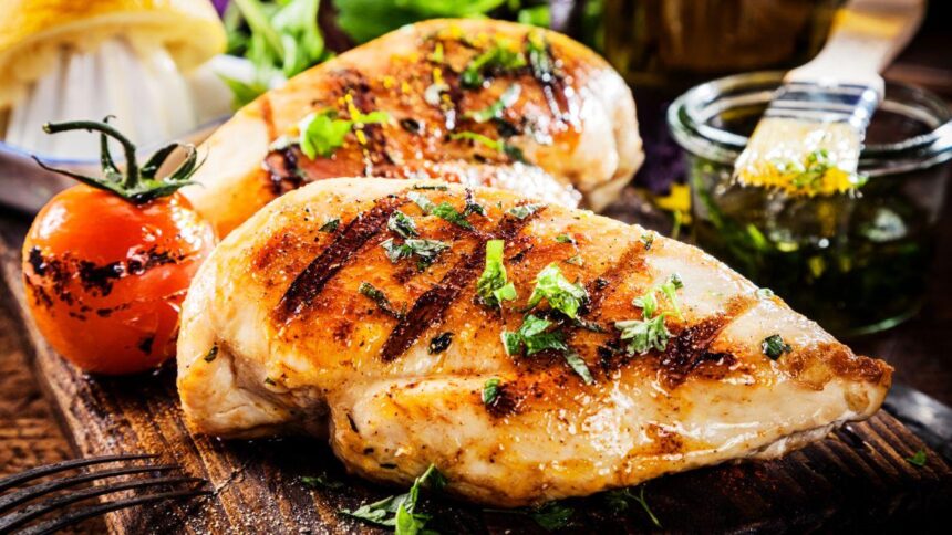 Imagem de dois peitos de frango gralhados suculentos