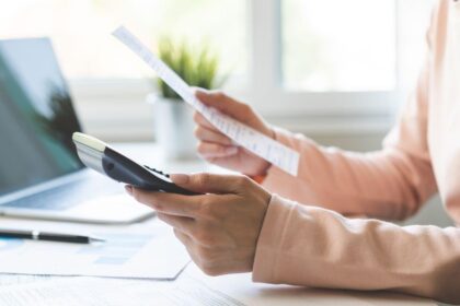 Pessoa calculando o orçamento