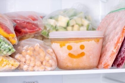 Imagem de alimentos congelados; em um dos potes tem um rostinho desenhado