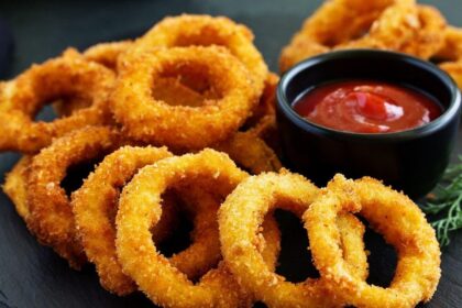 O segredo para uma cebola empanada supercrocante