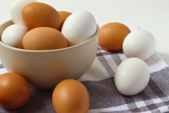 Ovo fresco ou velho? O truque da água para nunca mais errar