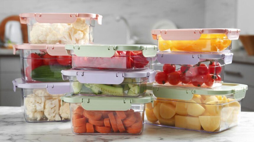 Organização estratégica evita acúmulo de potes e facilita a rotina na cozinha