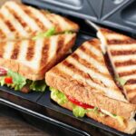 Imagem de dois sanduiches em uma sanduicheira