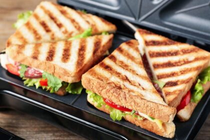 Imagem de dois sanduiches em uma sanduicheira