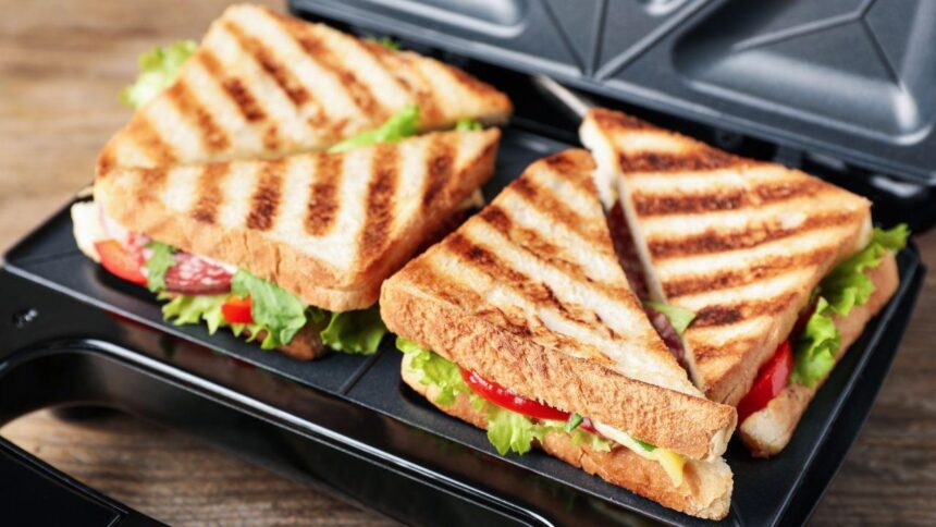 Imagem de dois sanduiches em uma sanduicheira