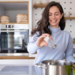 Temperando comida com sal