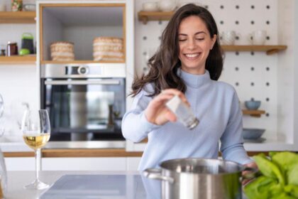 Temperando comida com sal