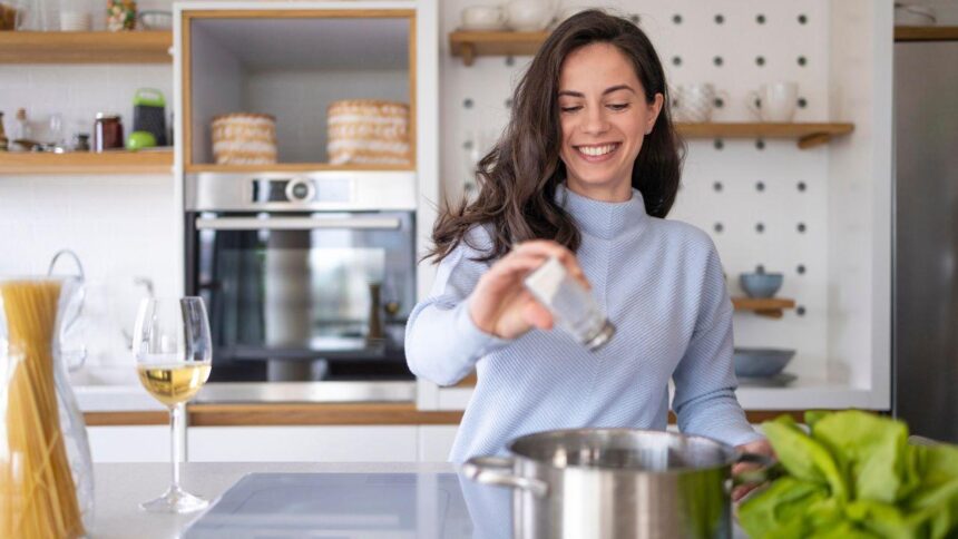 Temperando comida com sal