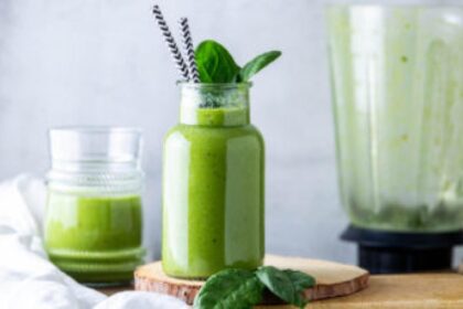 Suco detox com limão combina frescor e praticidade para a rotina da manhã