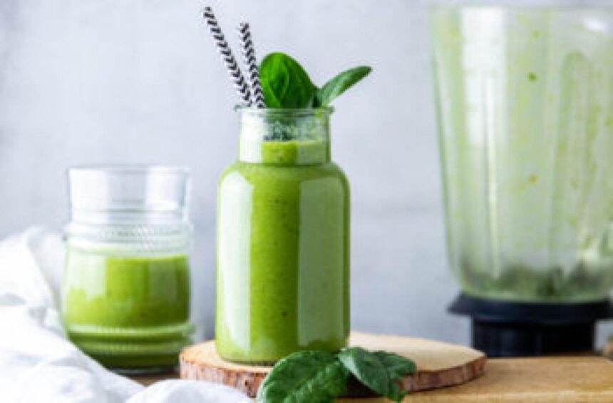 Suco detox com limão combina frescor e praticidade para a rotina da manhã