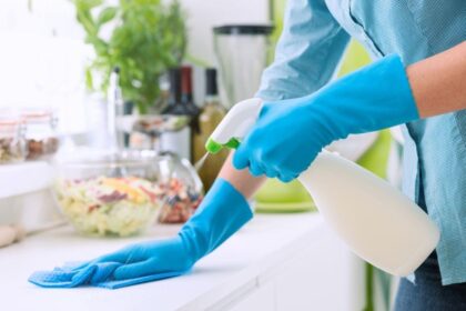 Você faz faxina do jeito certo? 7 erros que sujam a cozinha mais rápido