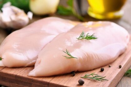 Você lava o frango? Veja por que isso pode ser um problema